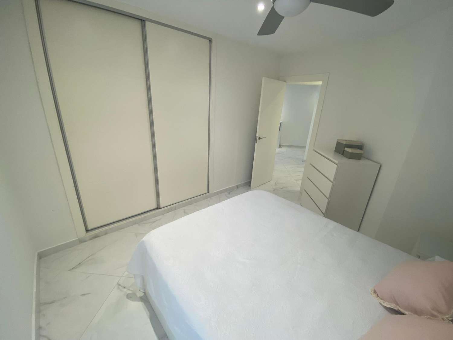 Alquiler piso 2 dormitorios y 1 baño con garaje en pleno centro de La Carihuela. Totalmente reformado