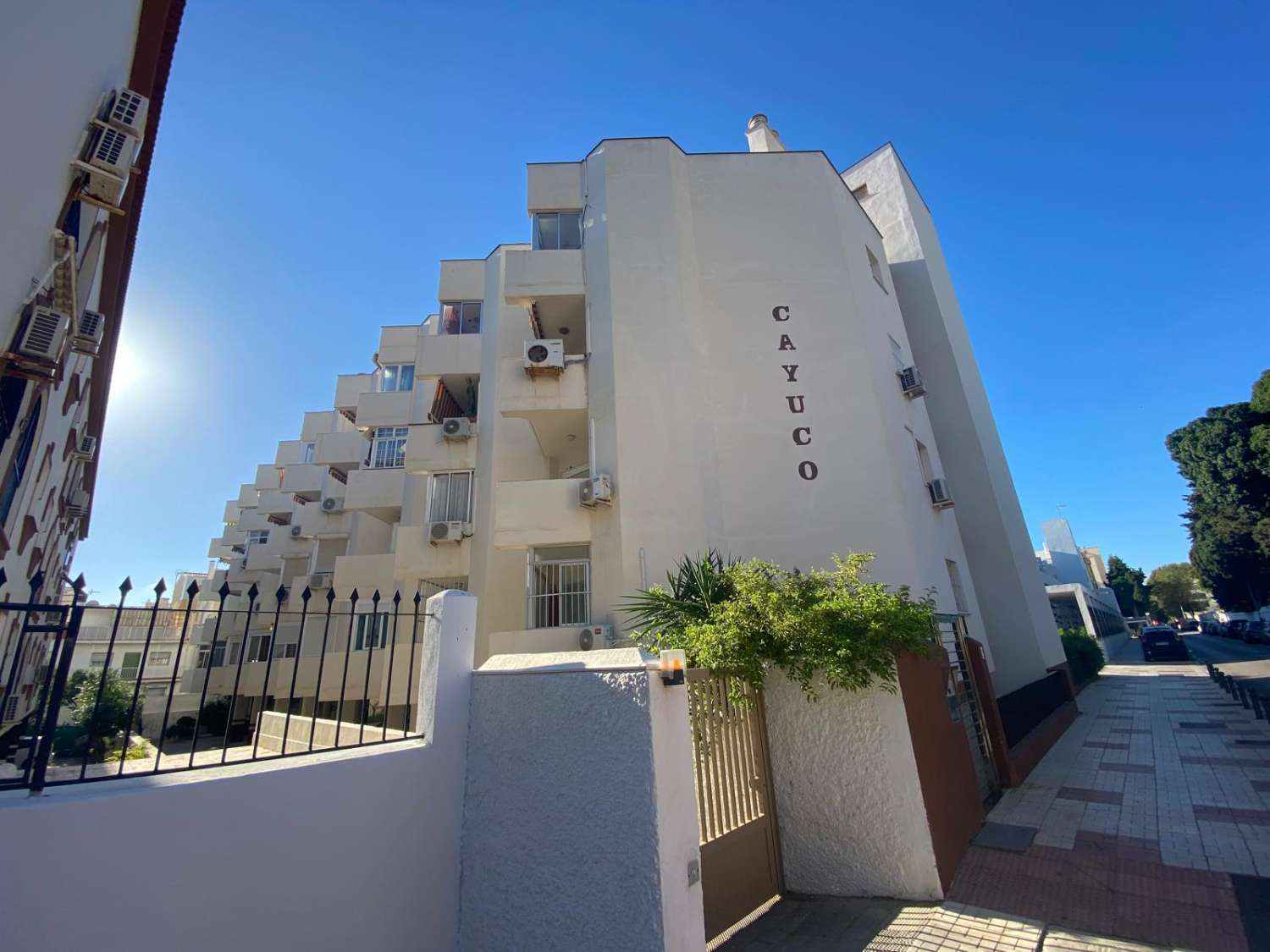 Alquiler piso 2 dormitorios y 1 baño con garaje en pleno centro de La Carihuela. Totalmente reformado