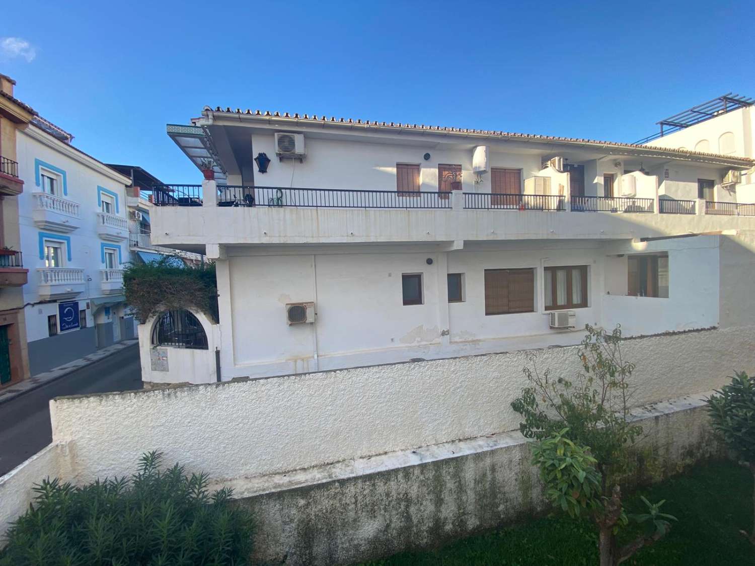 Alquiler piso 2 dormitorios y 1 baño con garaje en pleno centro de La Carihuela. Totalmente reformado