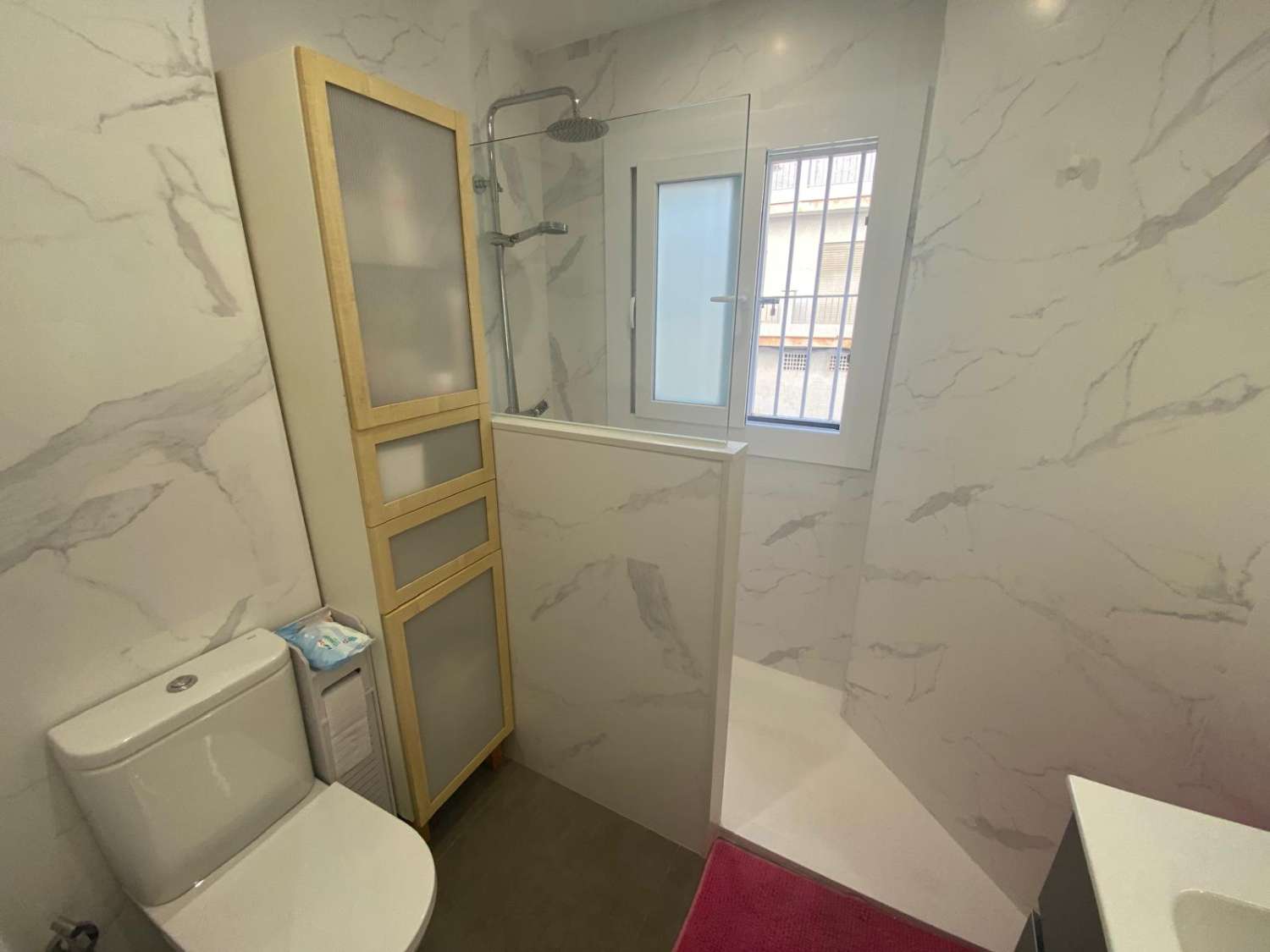 Alquiler piso 2 dormitorios y 1 baño con garaje en pleno centro de La Carihuela. Totalmente reformado