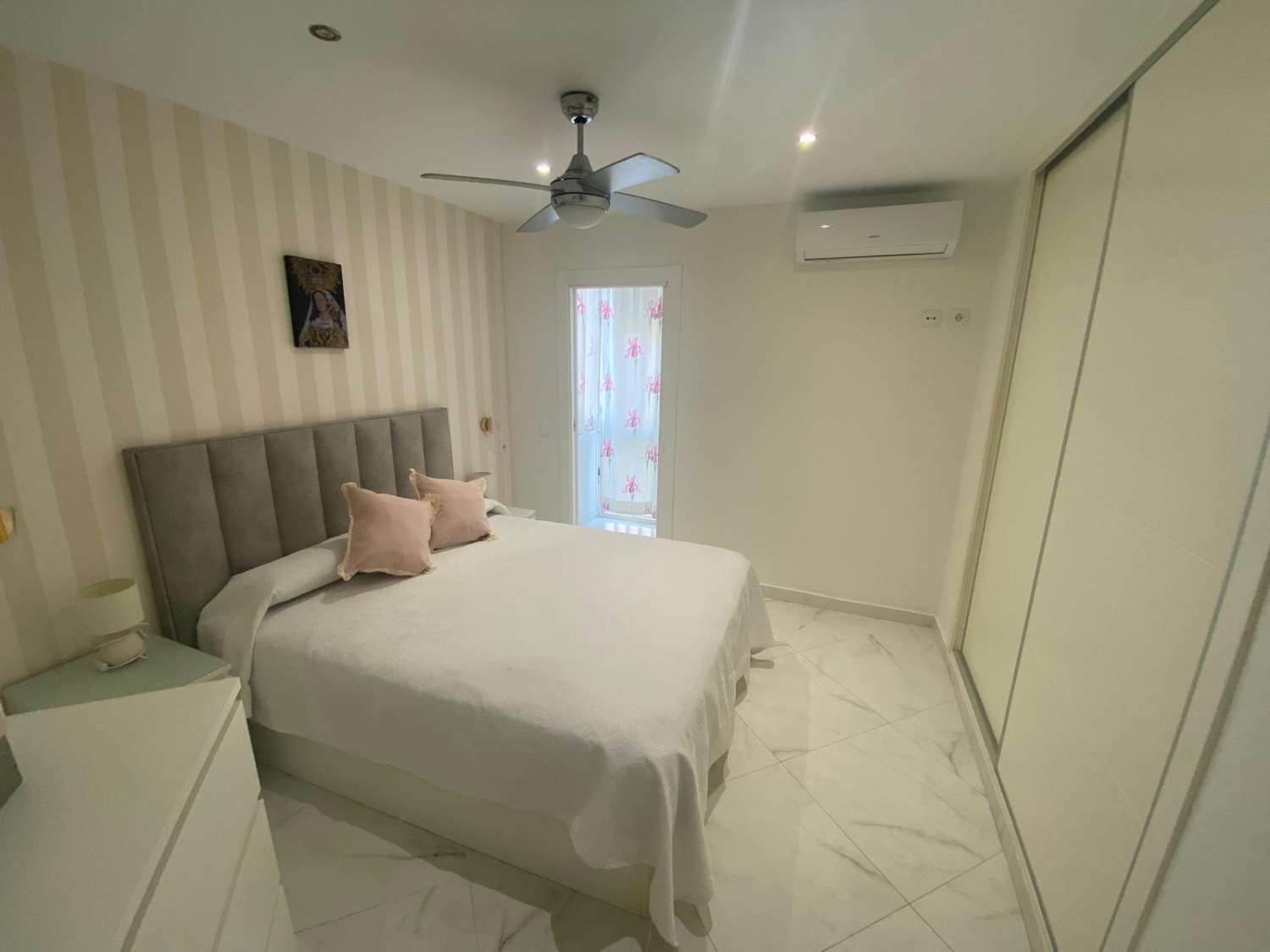 Alquiler piso 2 dormitorios y 1 baño con garaje en pleno centro de La Carihuela. Totalmente reformado