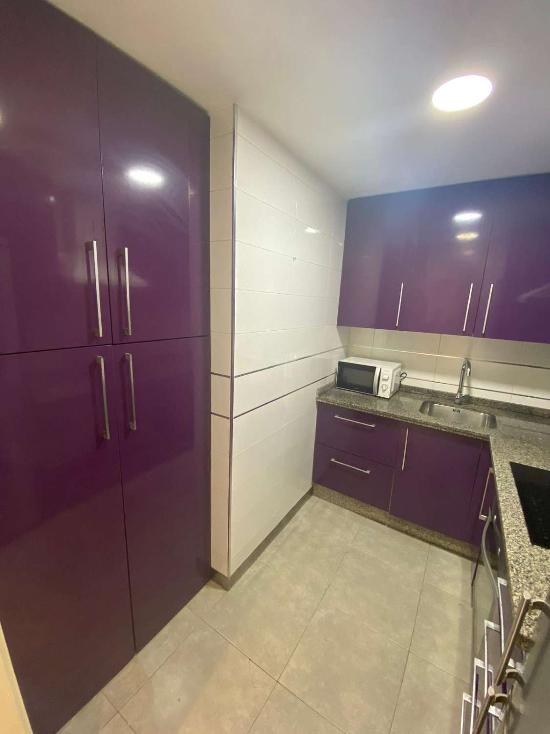 Alquiler piso 2 dormitorios y 1 baño con garaje en pleno centro de La Carihuela. Totalmente reformado