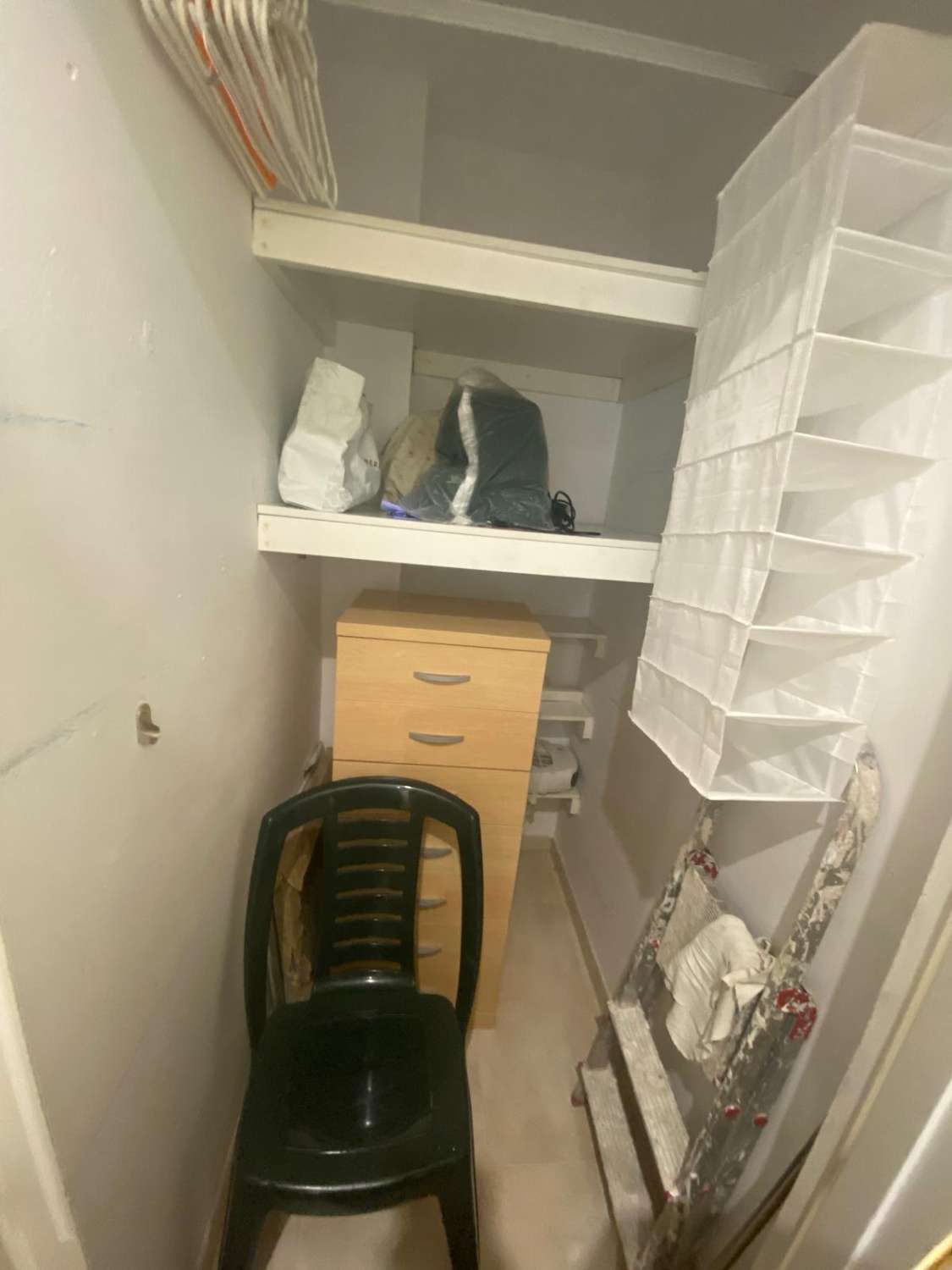 Alquiler piso 2 dormitorios y 1 baño con garaje en pleno centro de La Carihuela. Totalmente reformado