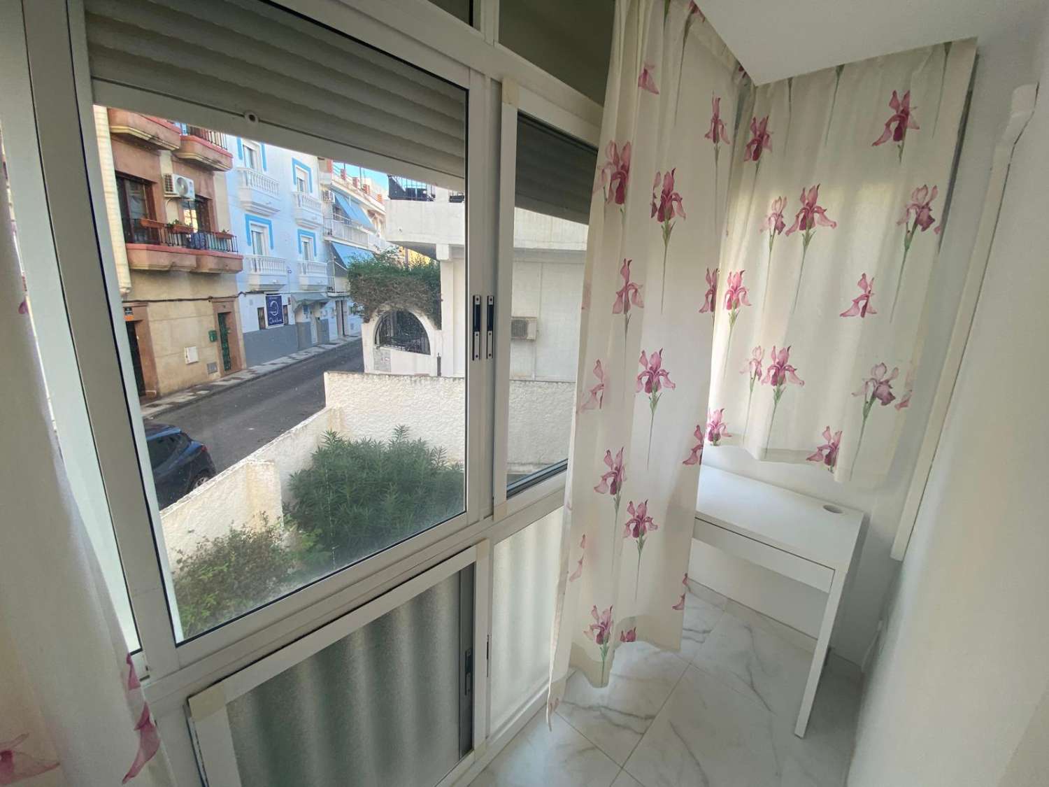Alquiler piso 2 dormitorios y 1 baño con garaje en pleno centro de La Carihuela. Totalmente reformado