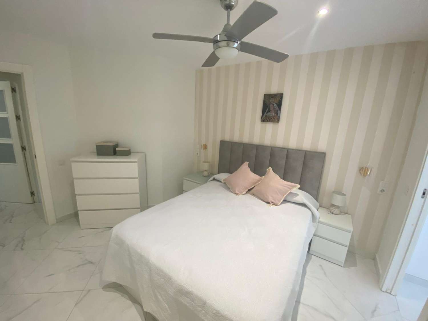 Alquiler piso 2 dormitorios y 1 baño con garaje en pleno centro de La Carihuela. Totalmente reformado