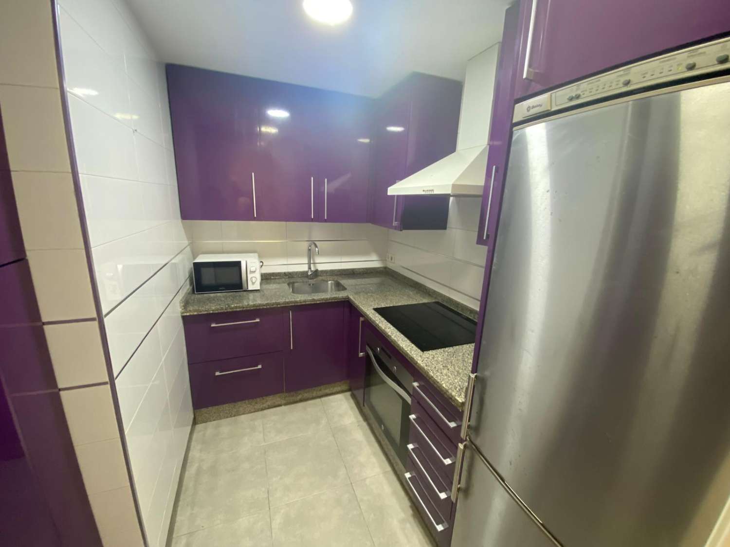 Alquiler piso 2 dormitorios y 1 baño con garaje en pleno centro de La Carihuela. Totalmente reformado