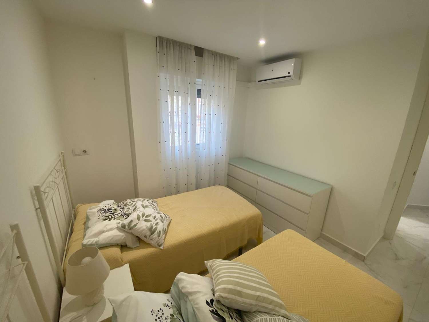 Alquiler piso 2 dormitorios y 1 baño con garaje en pleno centro de La Carihuela. Totalmente reformado
