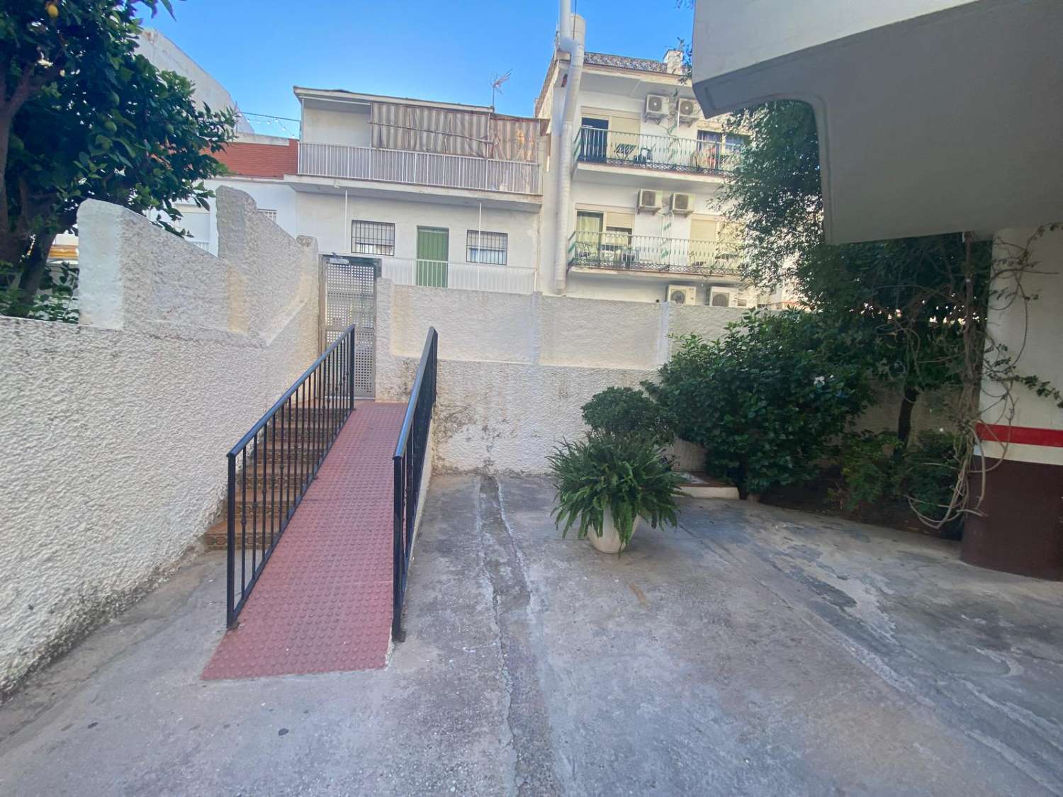 Alquiler piso 2 dormitorios y 1 baño con garaje en pleno centro de La Carihuela. Totalmente reformado