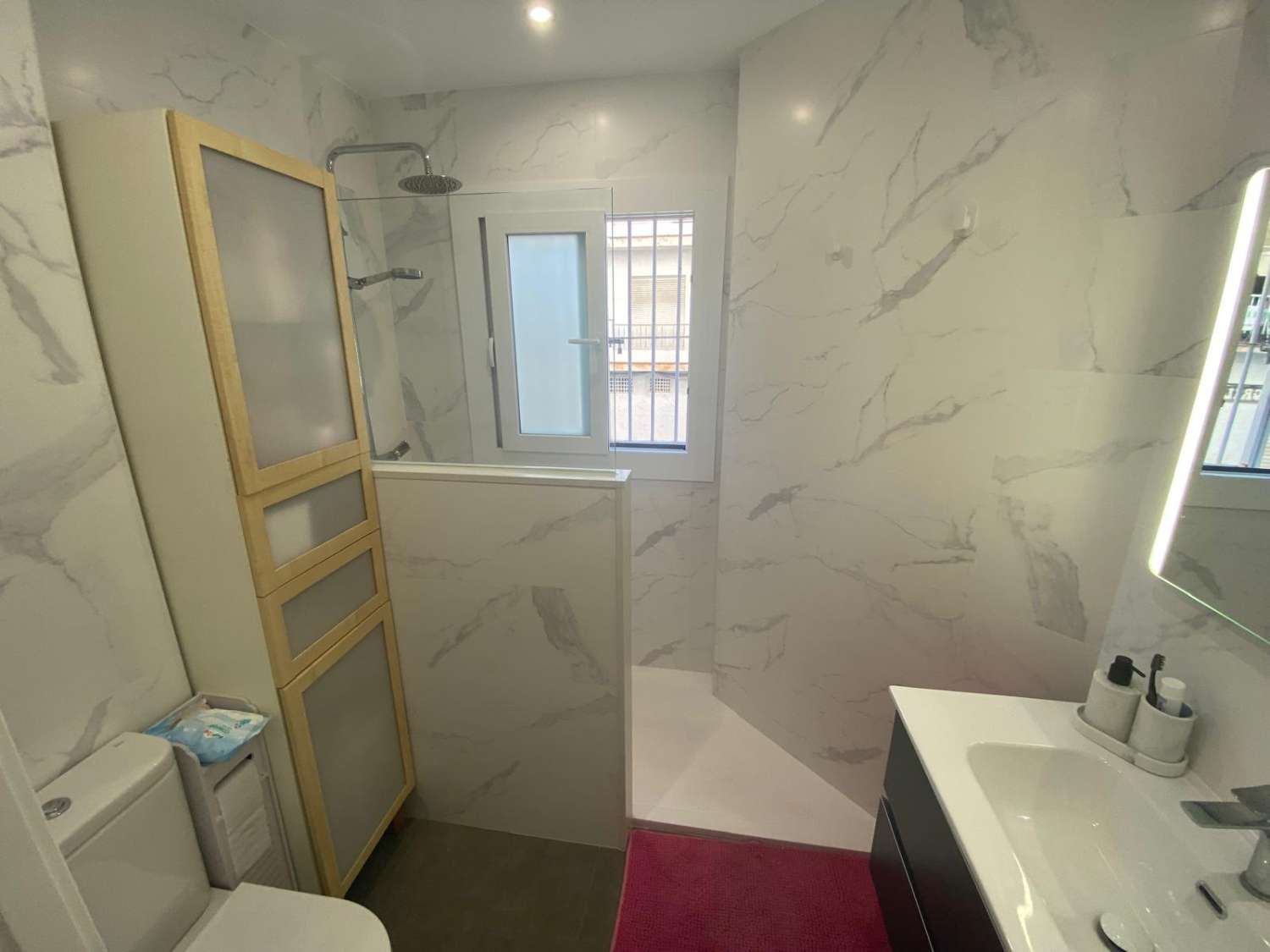 Alquiler piso 2 dormitorios y 1 baño con garaje en pleno centro de La Carihuela. Totalmente reformado