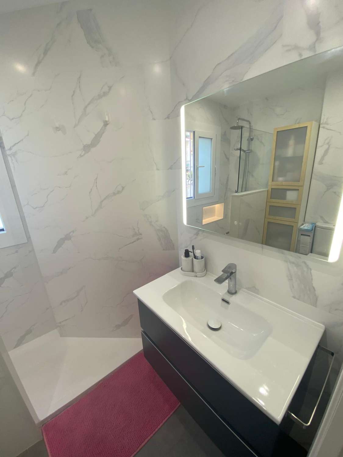 Alquiler piso 2 dormitorios y 1 baño con garaje en pleno centro de La Carihuela. Totalmente reformado
