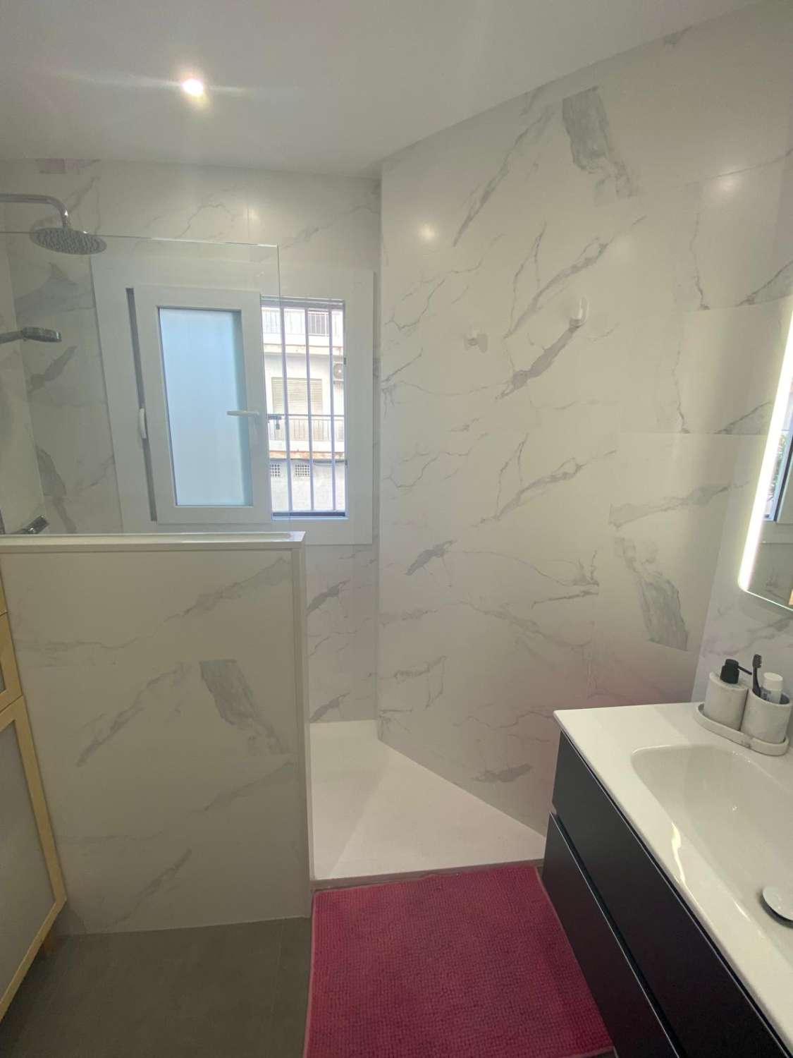 Alquiler piso 2 dormitorios y 1 baño con garaje en pleno centro de La Carihuela. Totalmente reformado