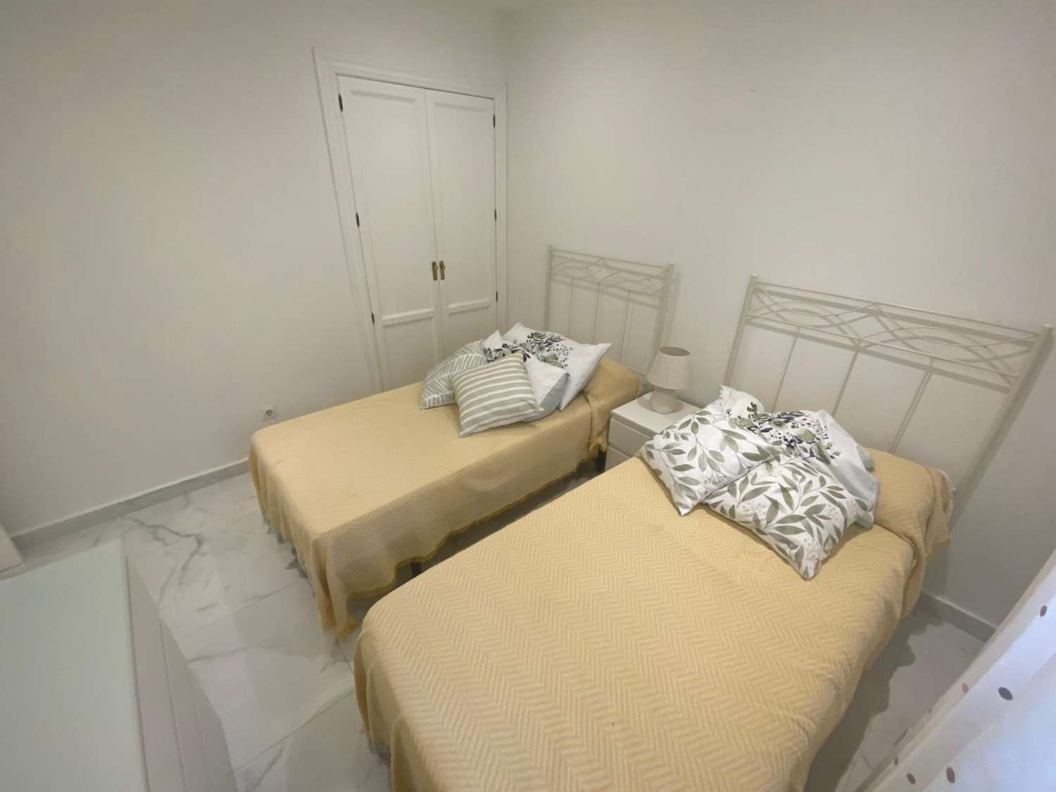 Alquiler piso 2 dormitorios y 1 baño con garaje en pleno centro de La Carihuela. Totalmente reformado