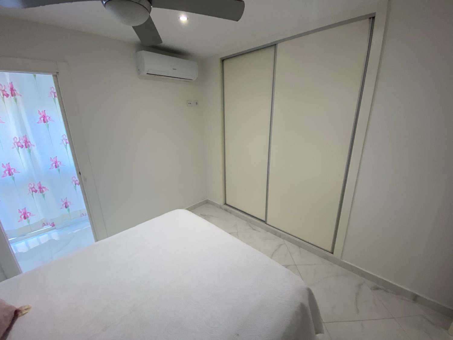 Alquiler piso 2 dormitorios y 1 baño con garaje en pleno centro de La Carihuela. Totalmente reformado