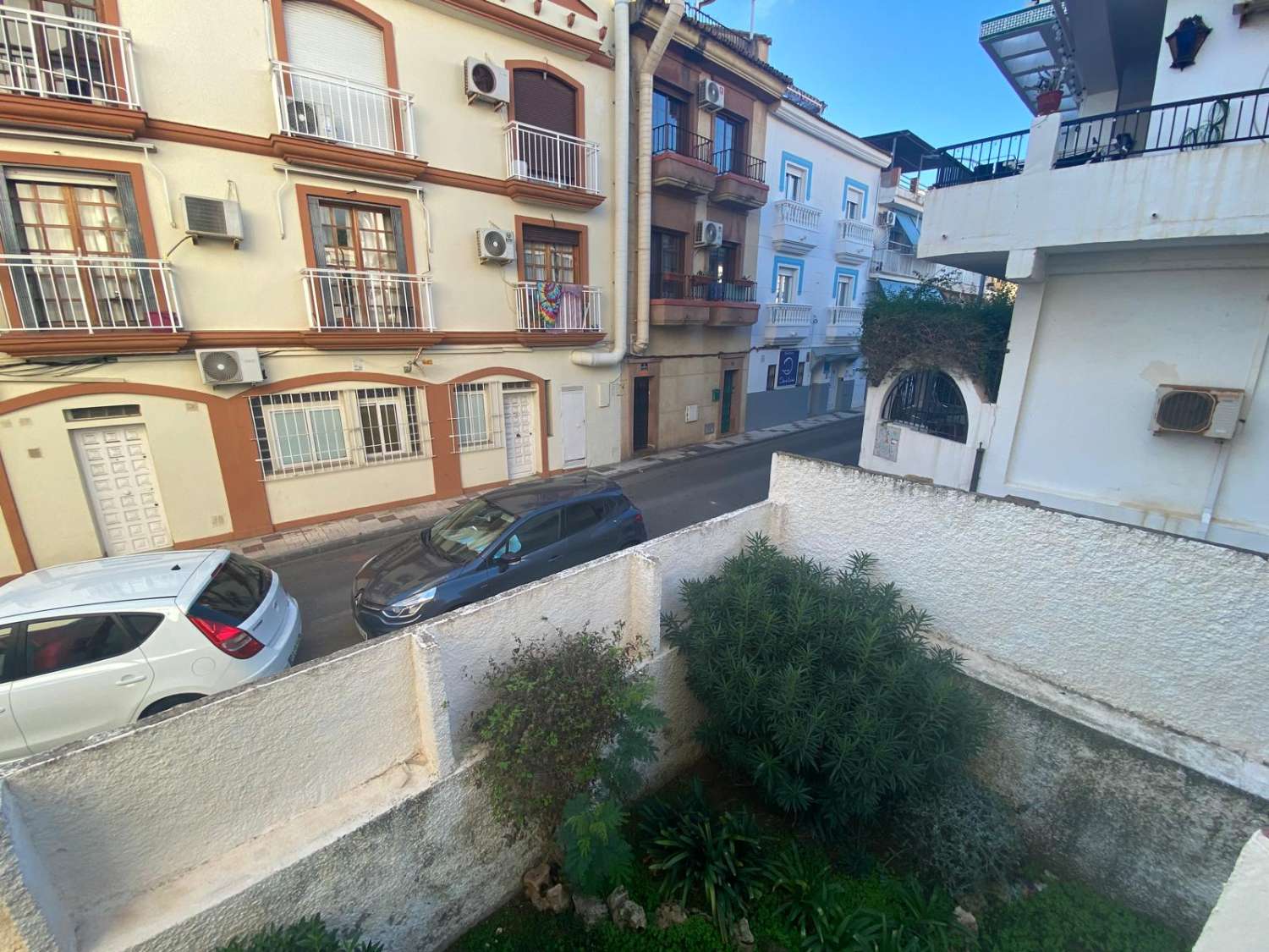 Alquiler piso 2 dormitorios y 1 baño con garaje en pleno centro de La Carihuela. Totalmente reformado