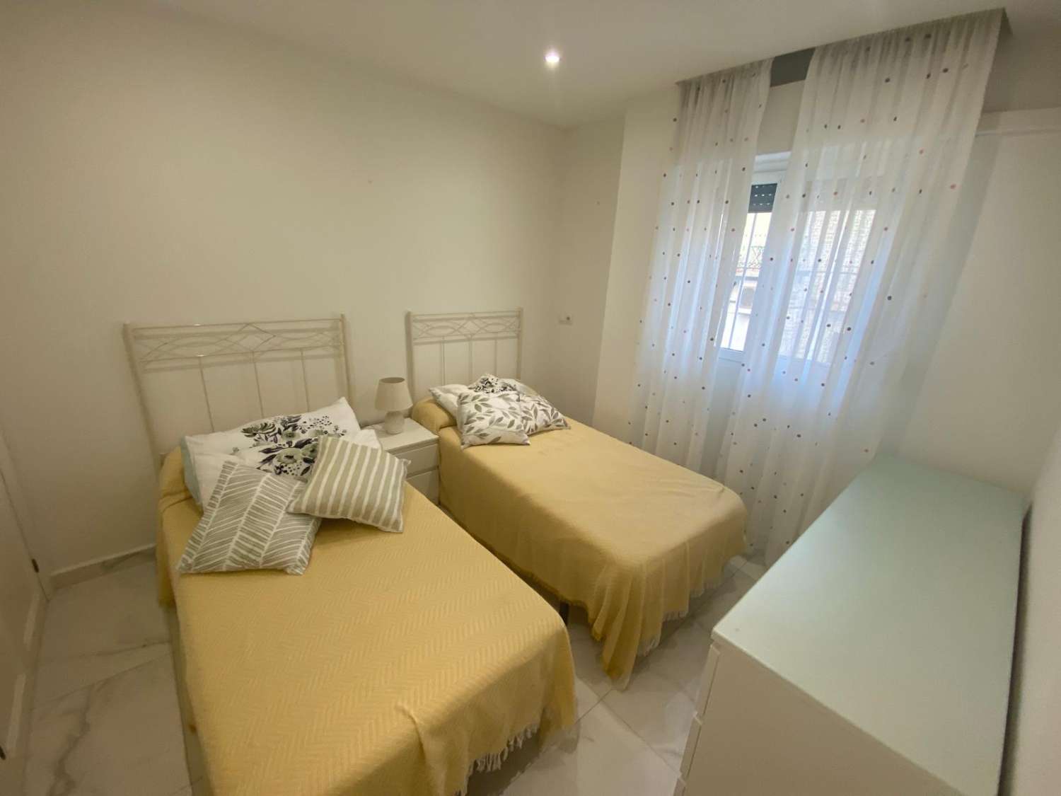Alquiler piso 2 dormitorios y 1 baño con garaje en pleno centro de La Carihuela. Totalmente reformado