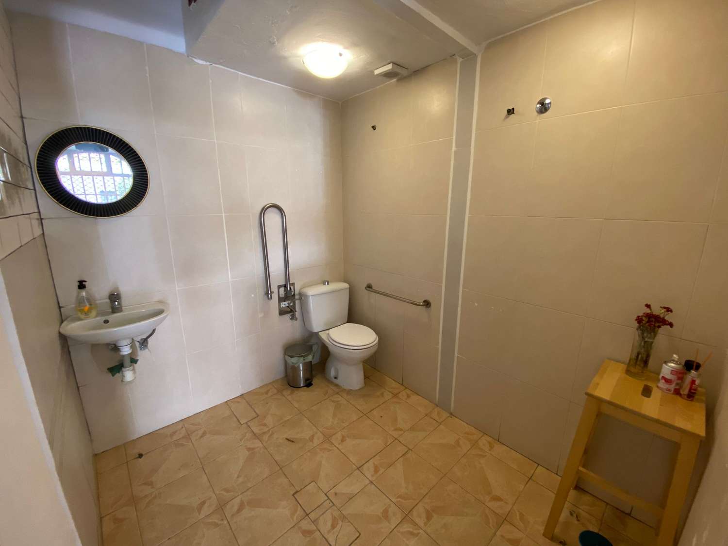 Se vende local comercial.