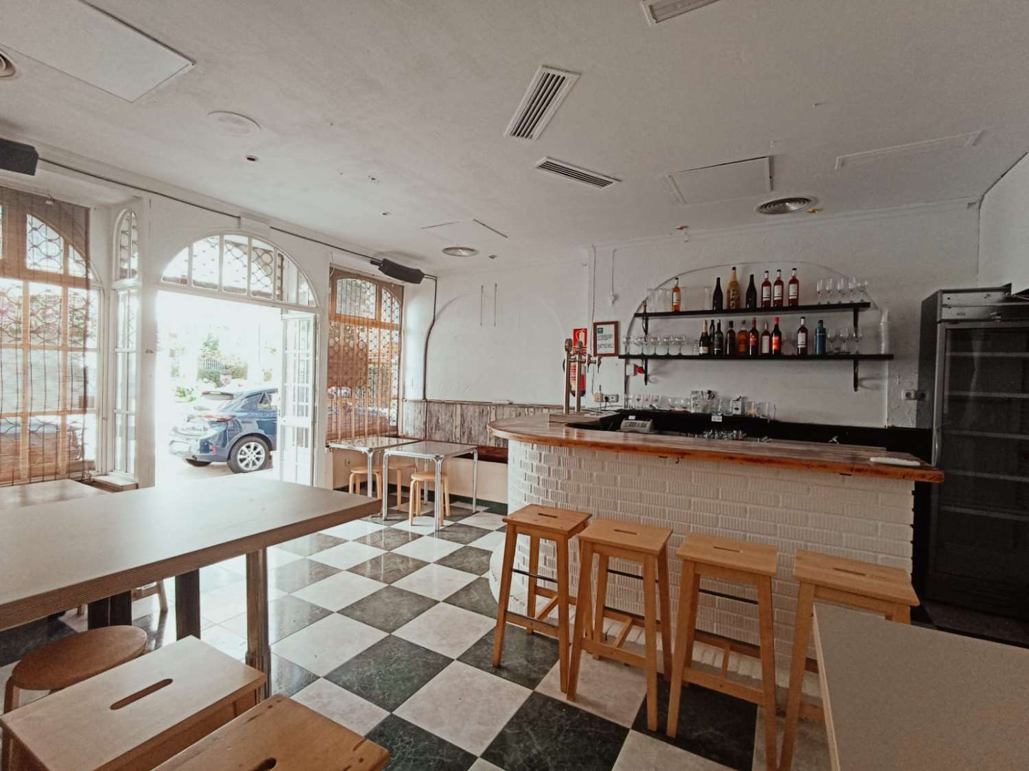 Se vende local comercial.