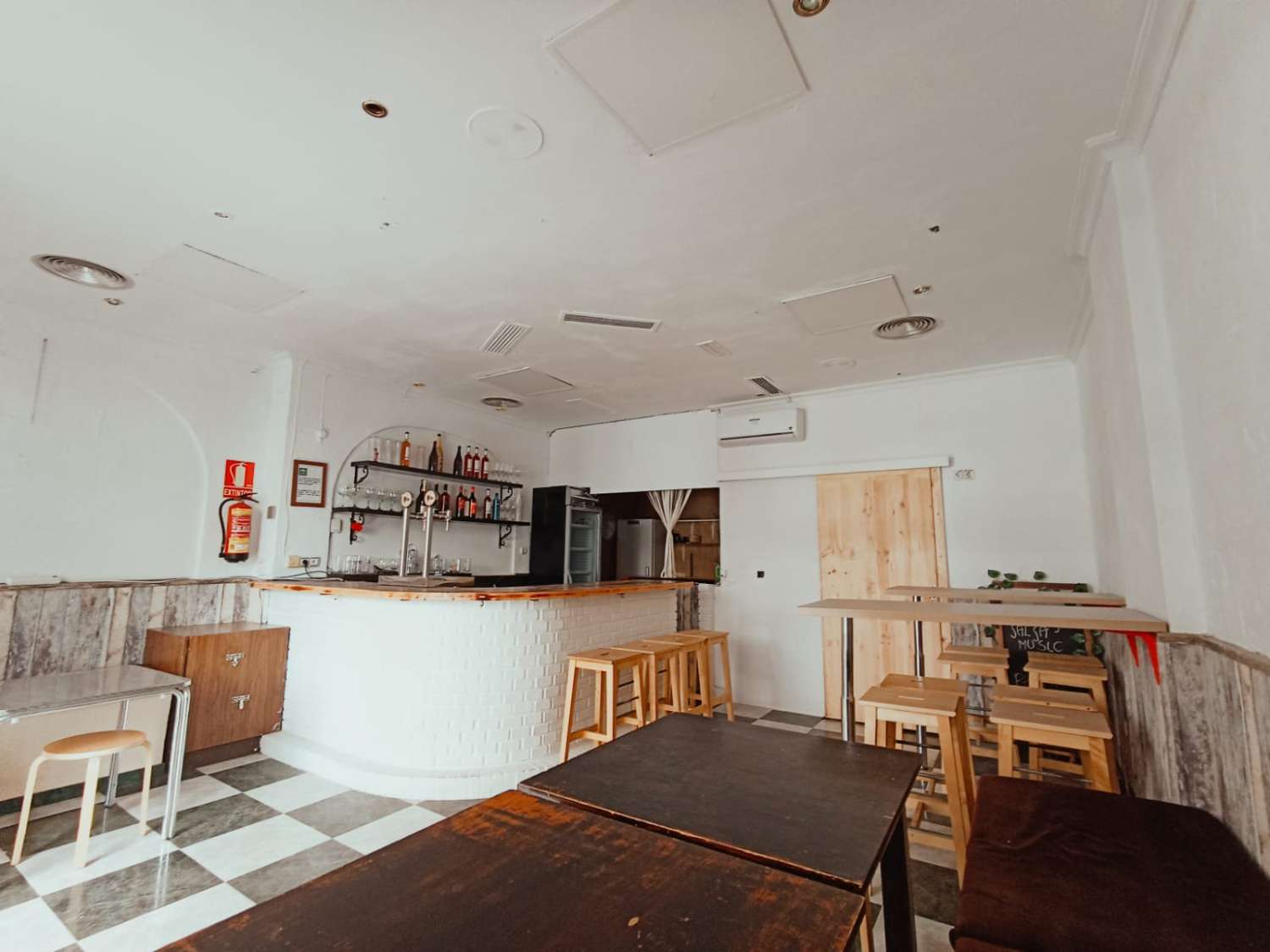 Se vende local comercial.