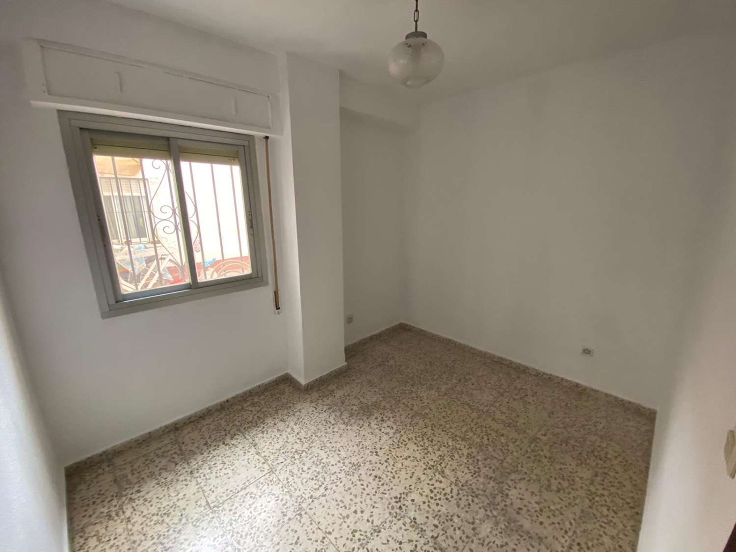 Se vende amplio piso de 3 dormitorios y 1 baño en Avenida Europa, Málaga