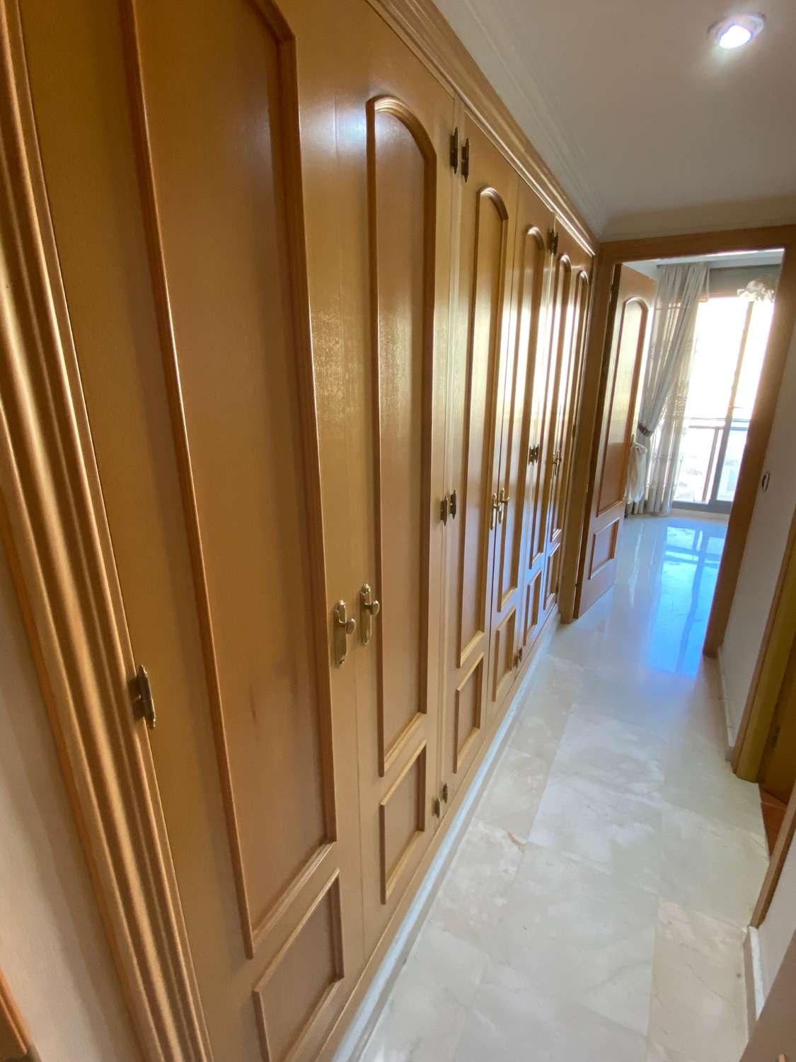 Se vende piso de 3 dormitorios y 2 baños en Martinez Maldonado 61.