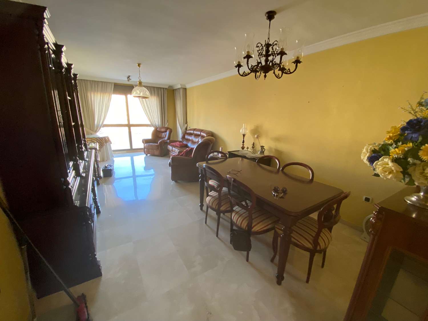 Se vende piso de 3 dormitorios y 2 baños en Martinez Maldonado 61.