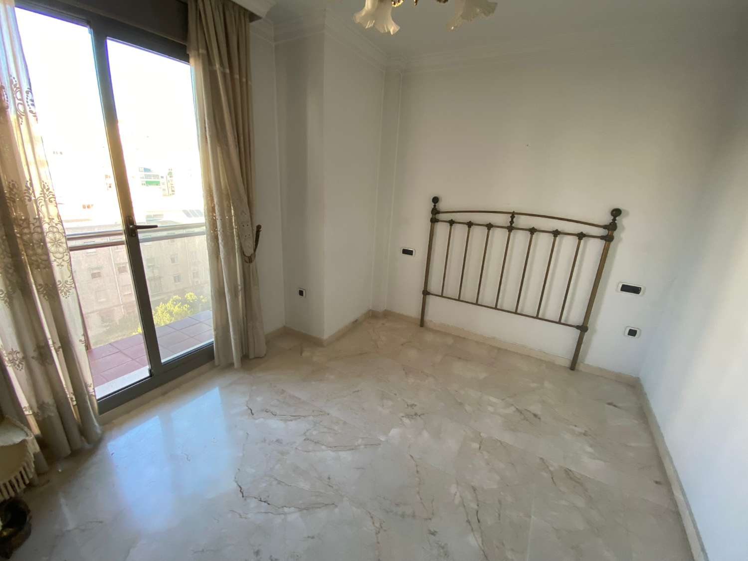Se vende piso de 3 dormitorios y 2 baños en Martinez Maldonado 61.