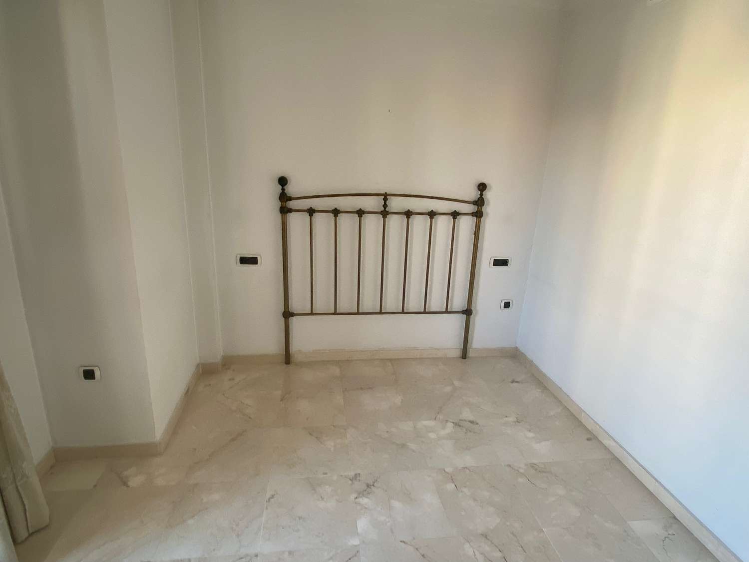 Se vende piso de 3 dormitorios y 2 baños en Martinez Maldonado 61.