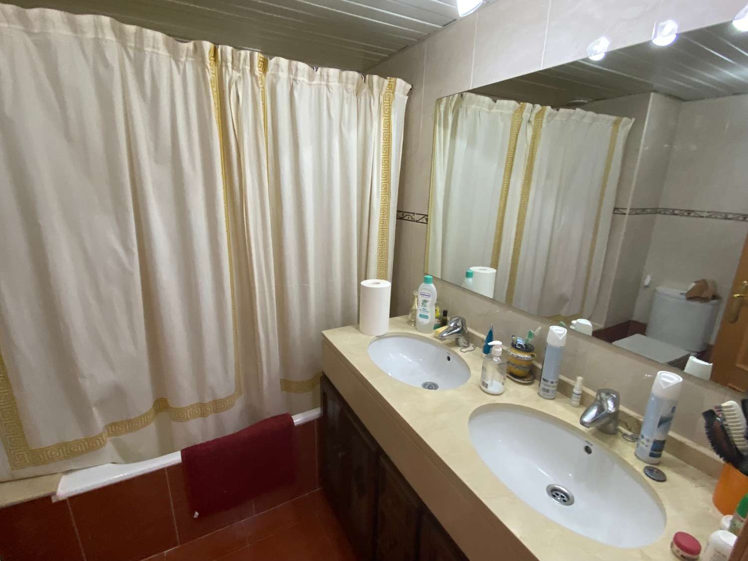 Se vende piso de 3 dormitorios y 2 baños en Martinez Maldonado 61.