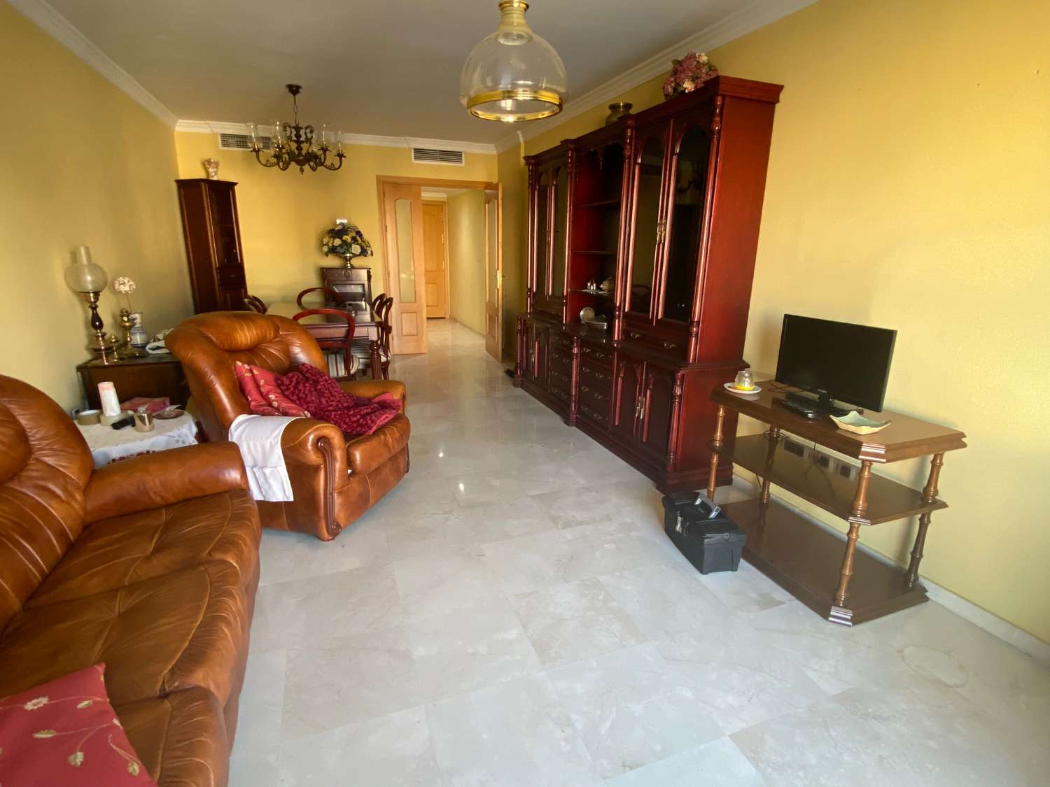 Se vende piso de 3 dormitorios y 2 baños en Martinez Maldonado 61.