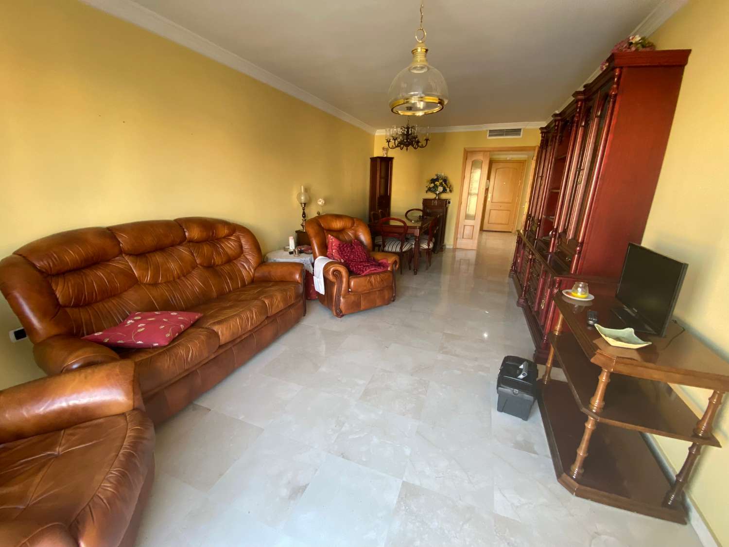 Se vende piso de 3 dormitorios y 2 baños en Martinez Maldonado 61.