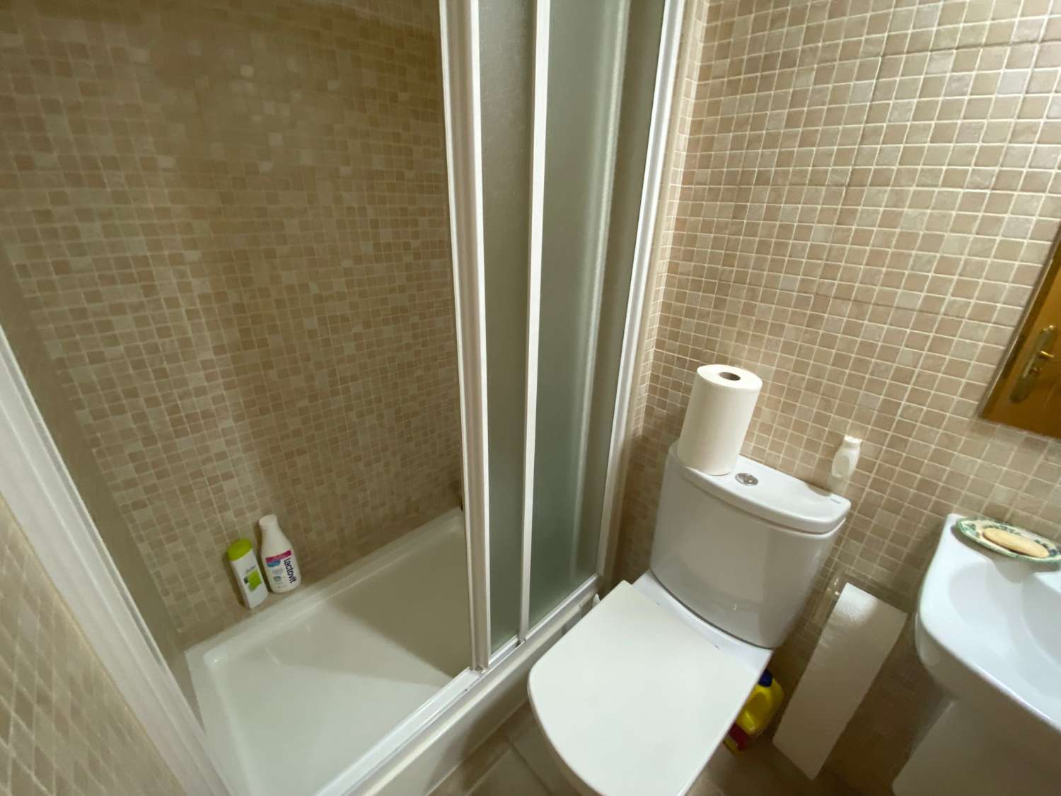 Se vende piso de 3 dormitorios y 2 baños en Martinez Maldonado 61.
