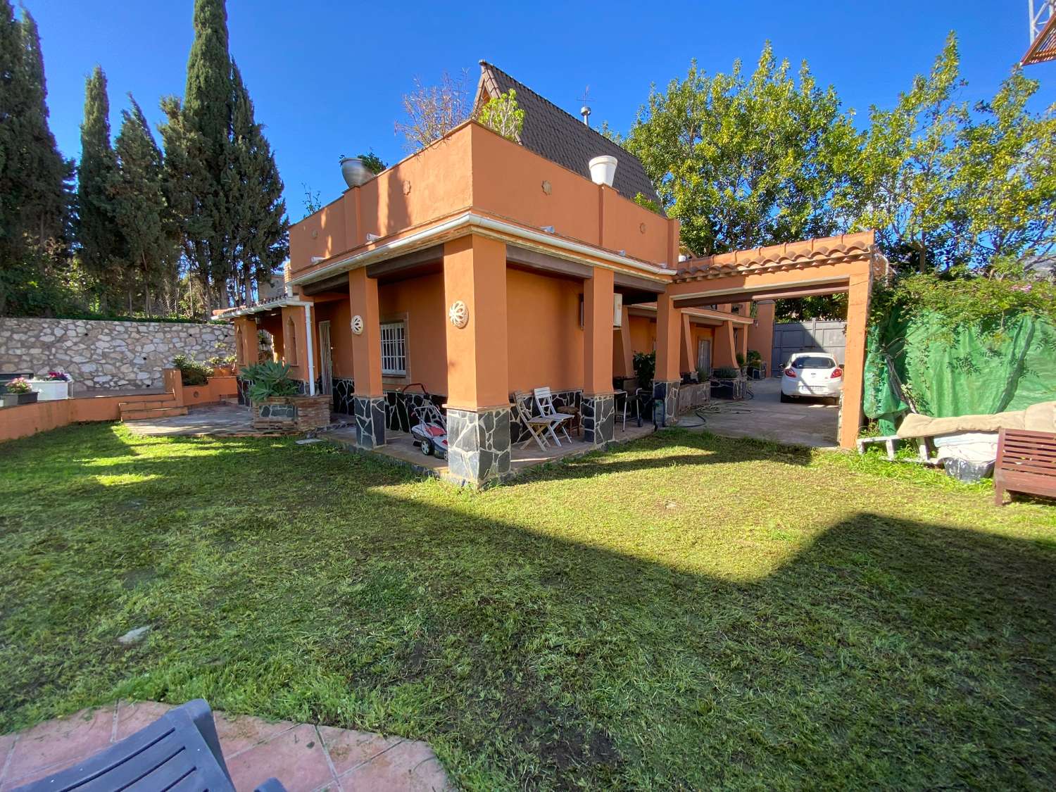 Se vende chalet independiente en Fuengirola.