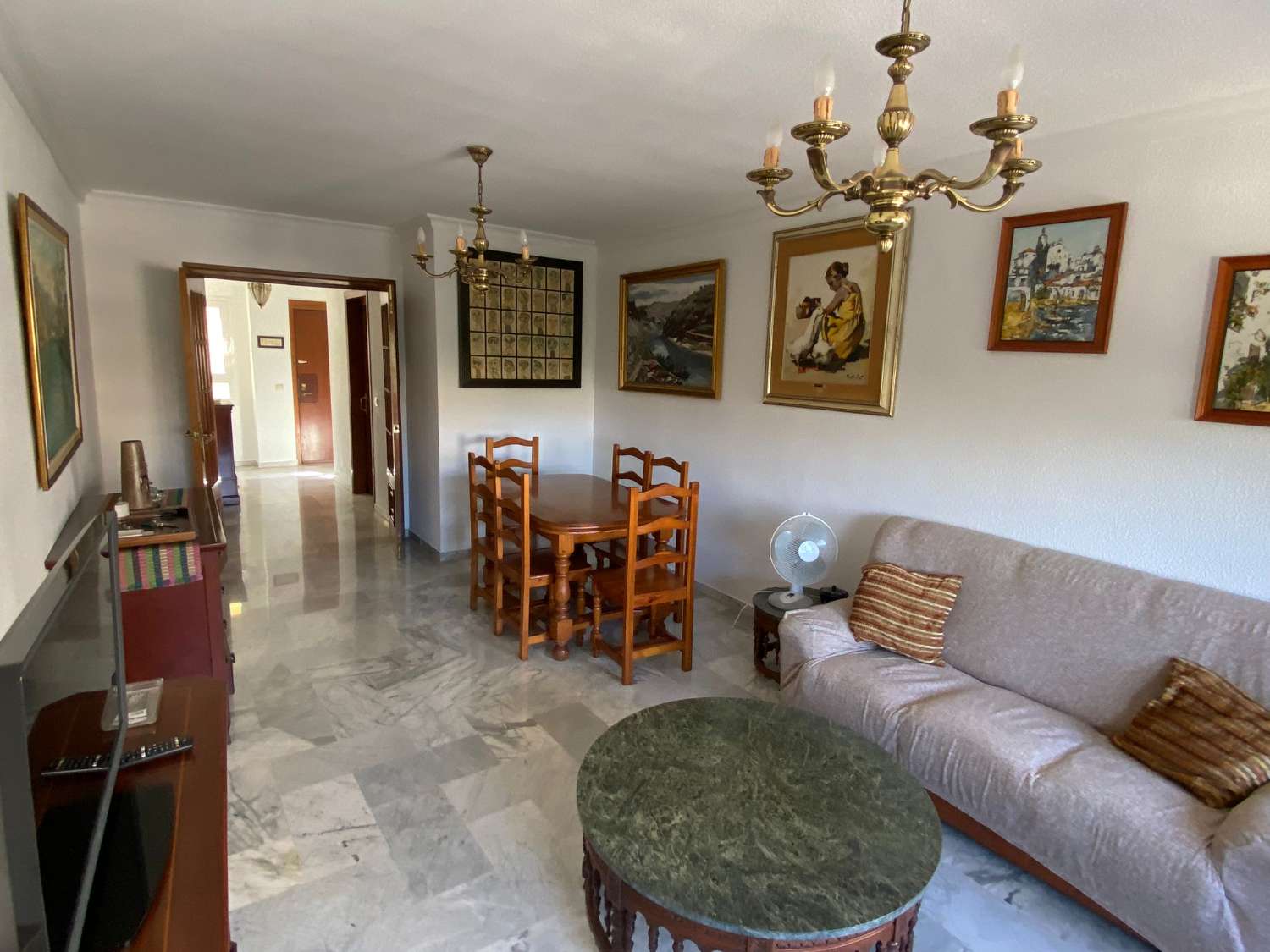 Spacious apartment with 4 bedrooms and 2 bathrooms, garage and storage room.