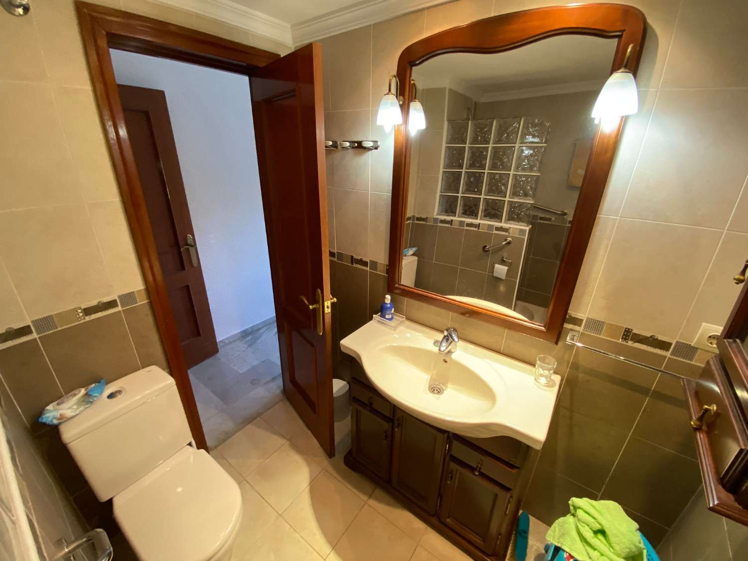 Amplio piso 4 dormitorios y 2 baños, garaje y trastero.