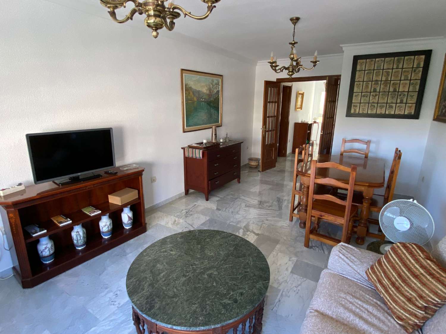 Spacious apartment with 4 bedrooms and 2 bathrooms, garage and storage room.