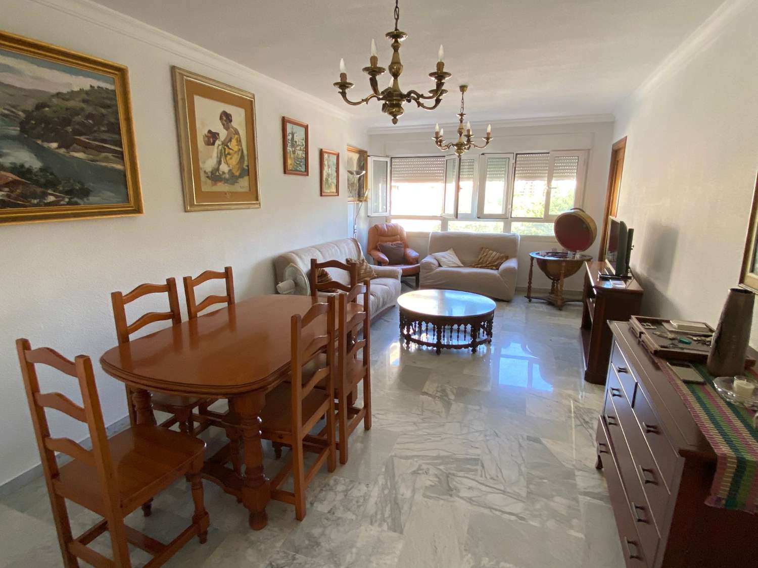 Spacious apartment with 4 bedrooms and 2 bathrooms, garage and storage room.