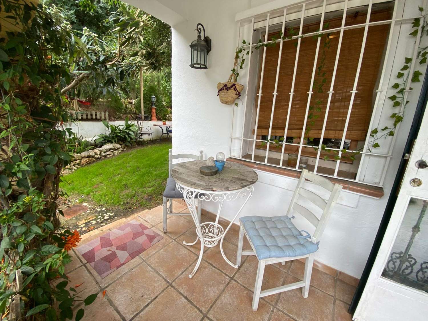 2 dormitorios y 1 baño en planta baja con jardin