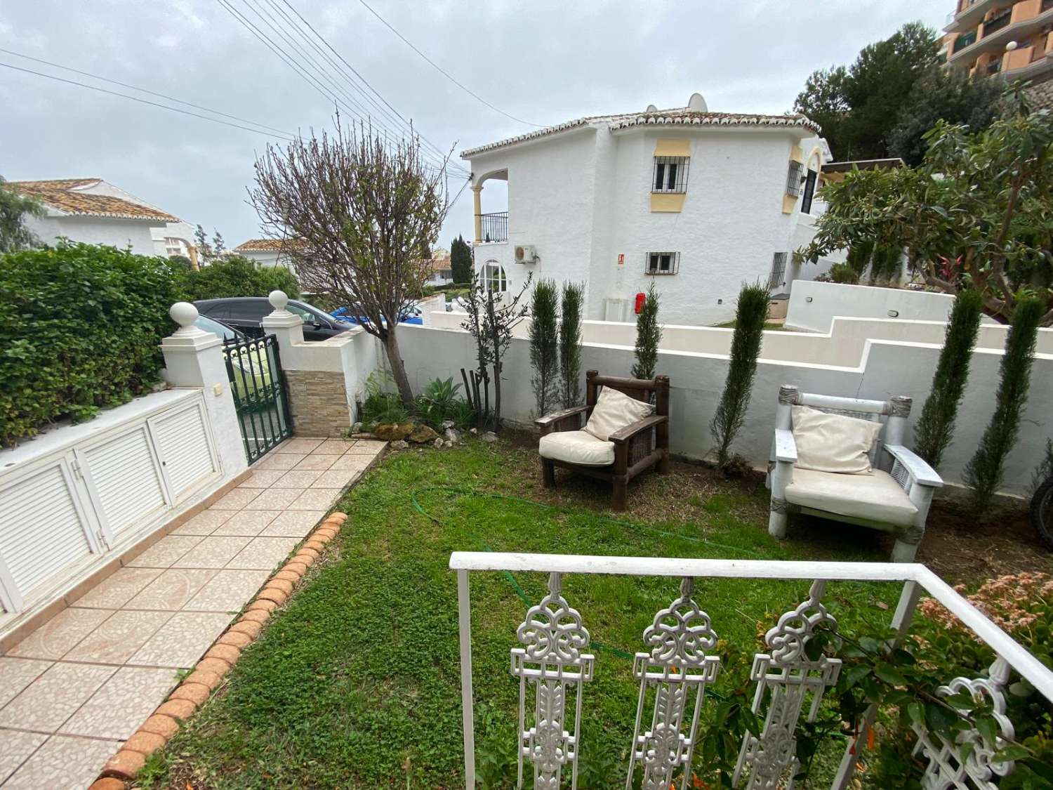 2 dormitorios y 1 baño en planta baja con jardin
