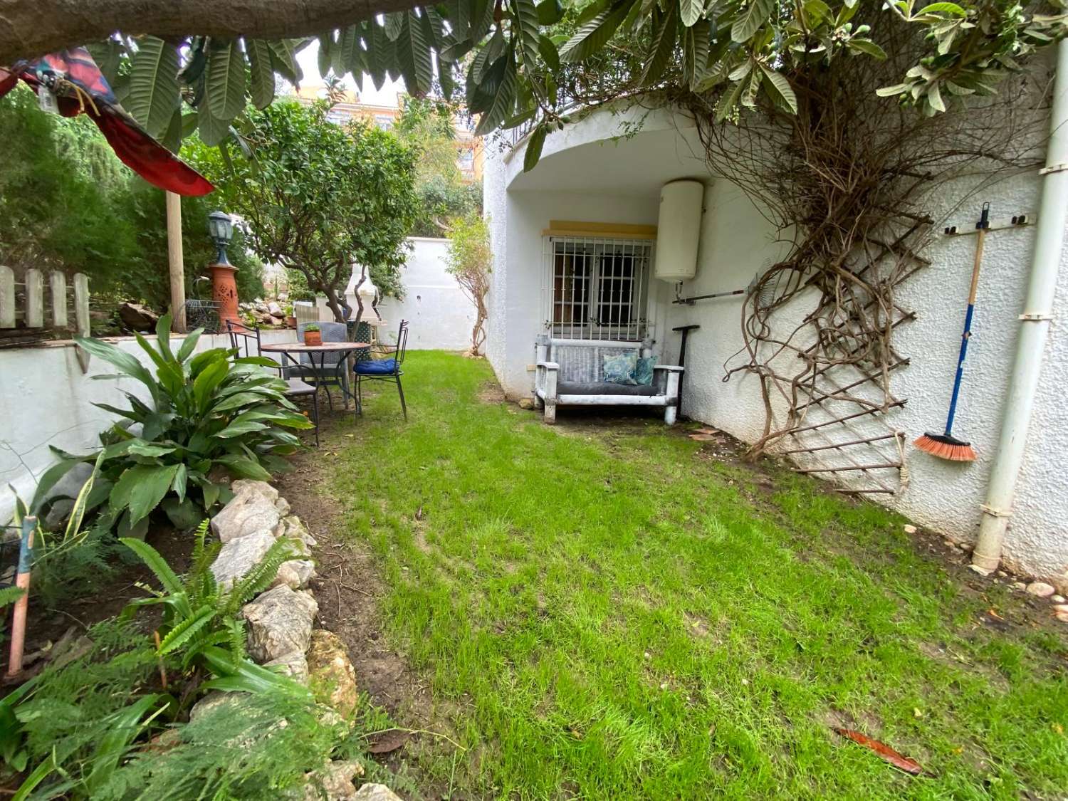 2 dormitorios y 1 baño en planta baja con jardin