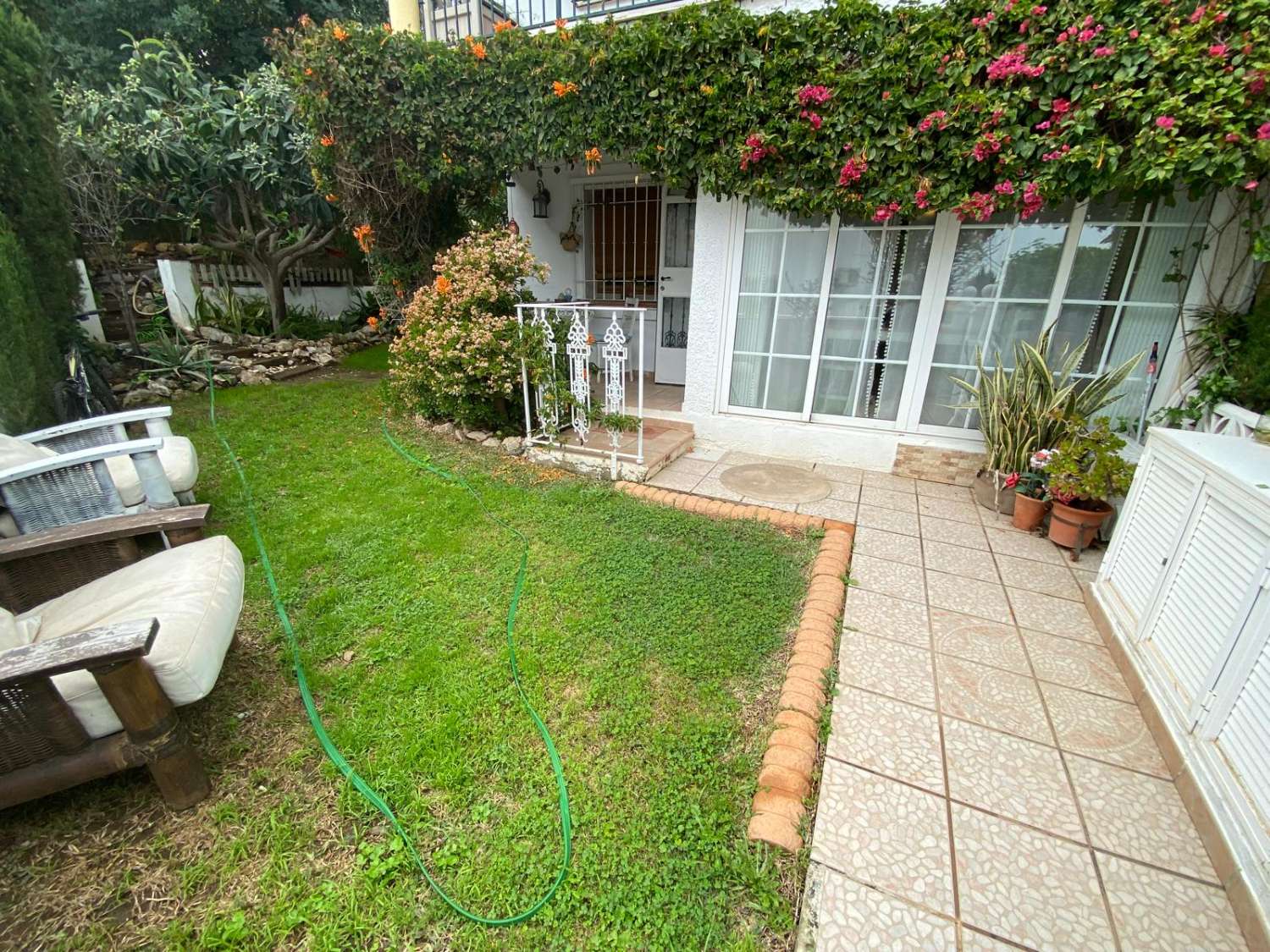2 dormitorios y 1 baño en planta baja con jardin