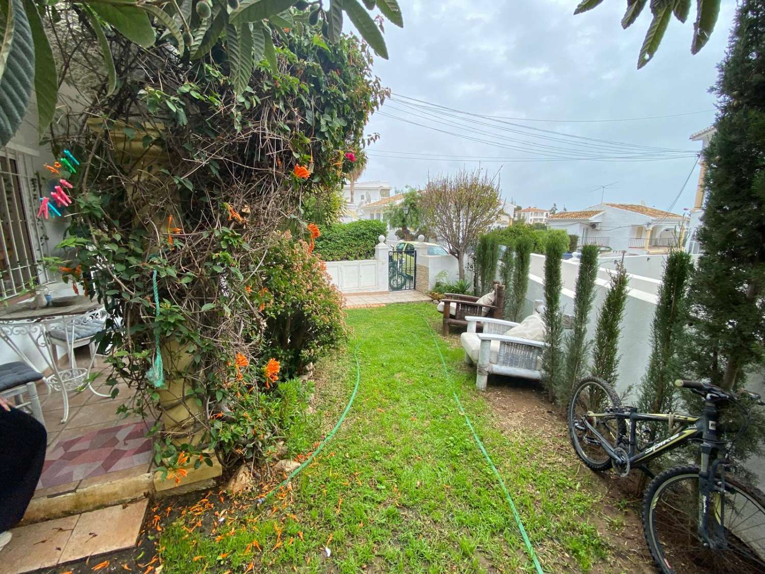 2 dormitorios y 1 baño en planta baja con jardin