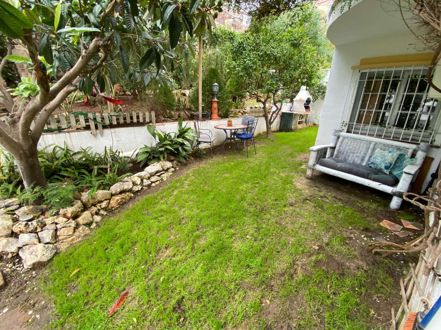 2 dormitorios y 1 baño en planta baja con jardin