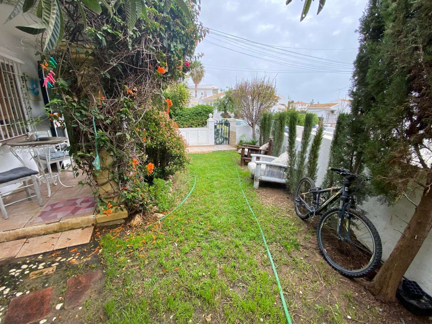 2 dormitorios y 1 baño en planta baja con jardin