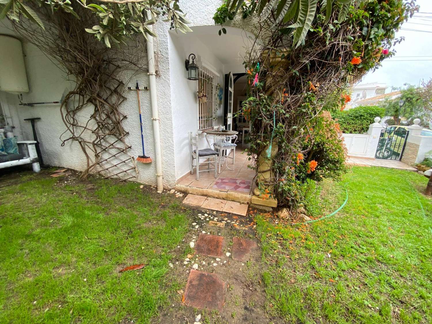 2 dormitorios y 1 baño en planta baja con jardin