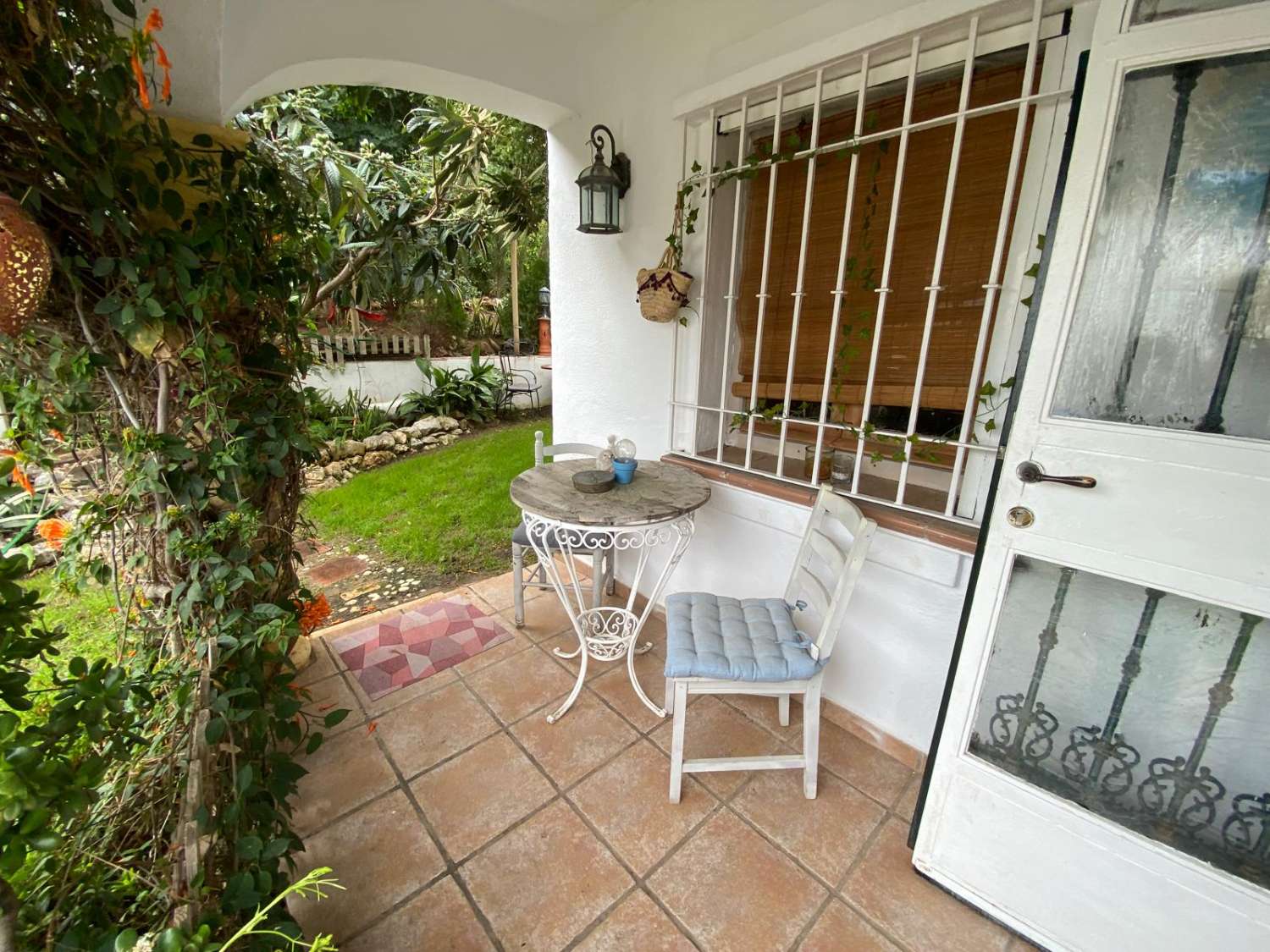 2 dormitorios y 1 baño en planta baja con jardin
