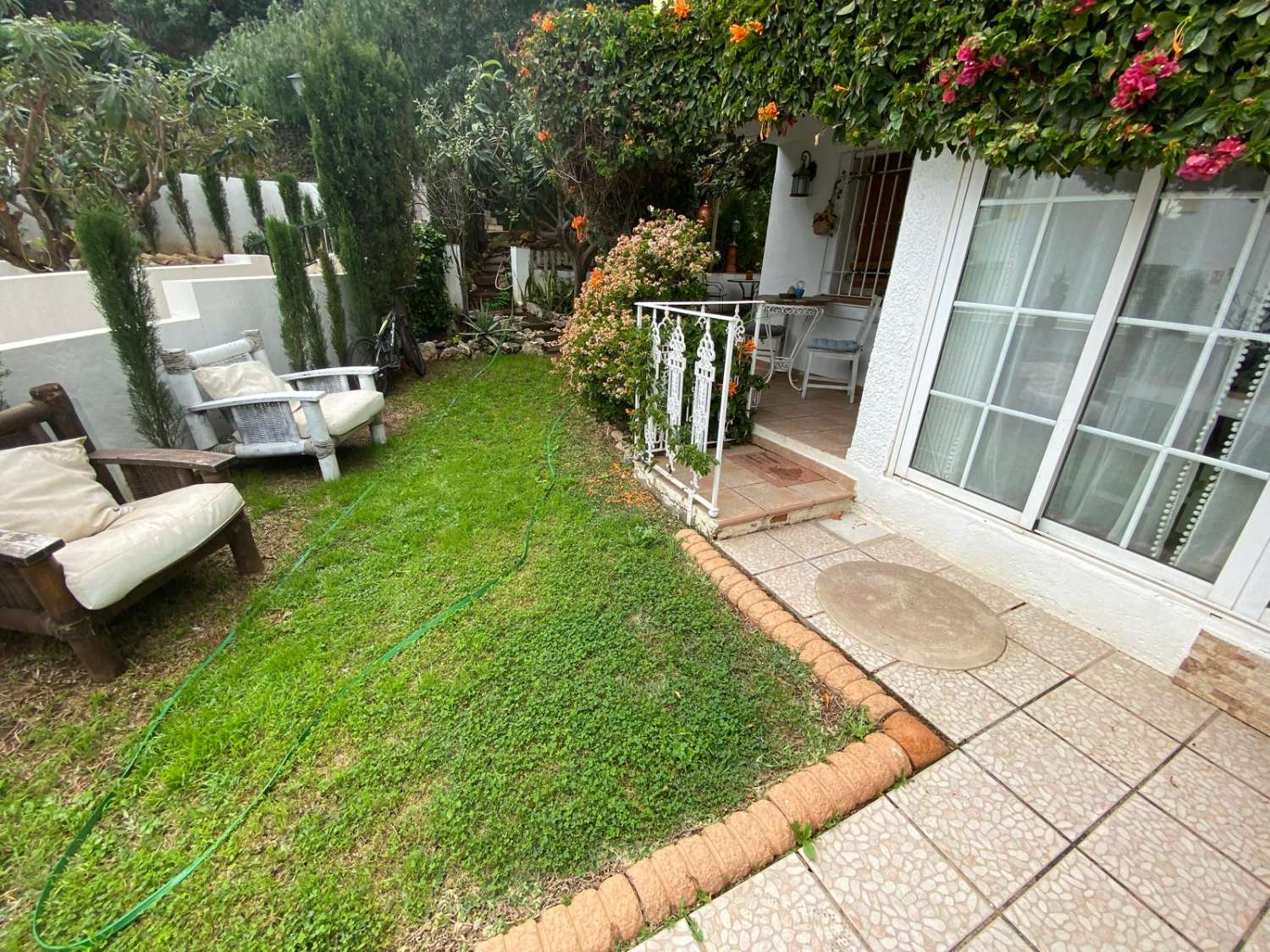 2 dormitorios y 1 baño en planta baja con jardin