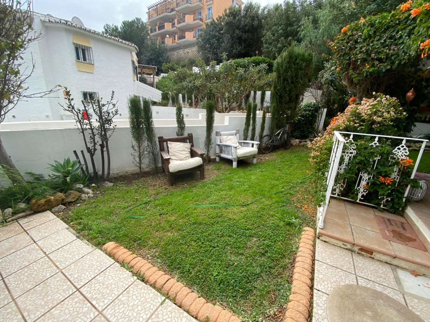 2 dormitorios y 1 baño en planta baja con jardin