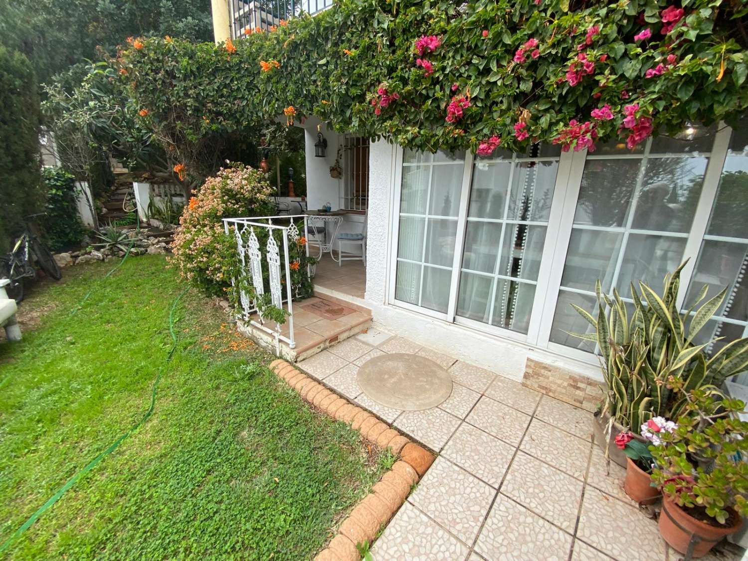2 dormitorios y 1 baño en planta baja con jardin