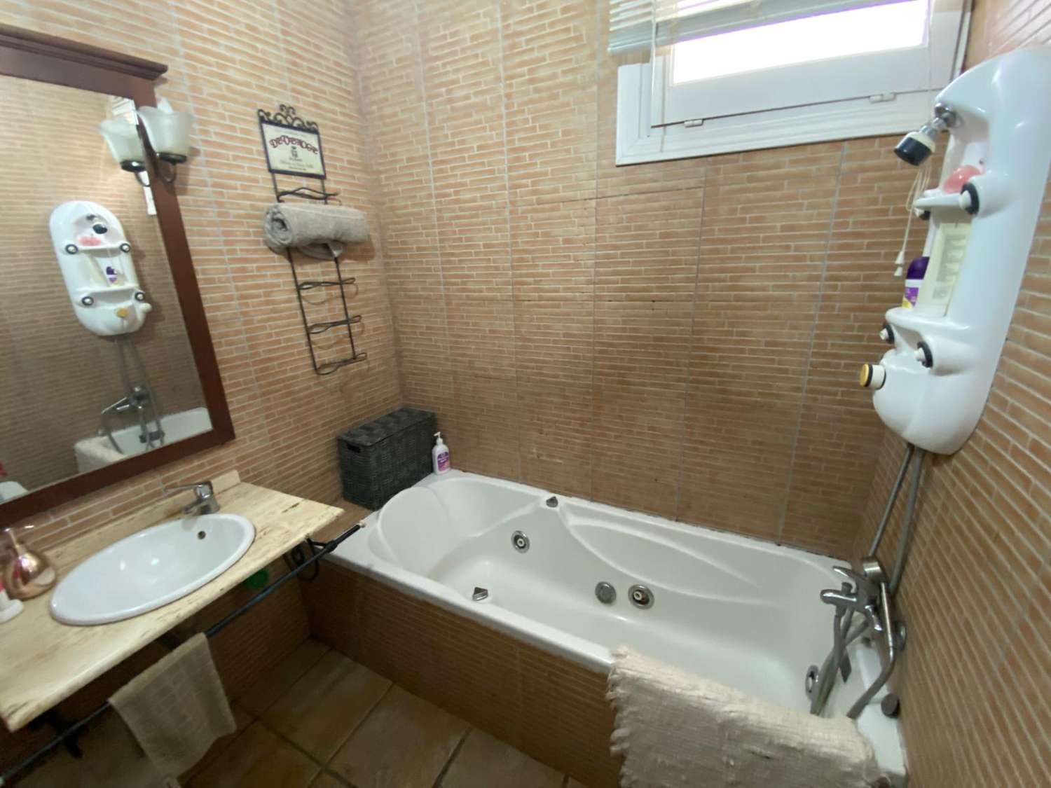 2 dormitorios y 1 baño en planta baja con jardin