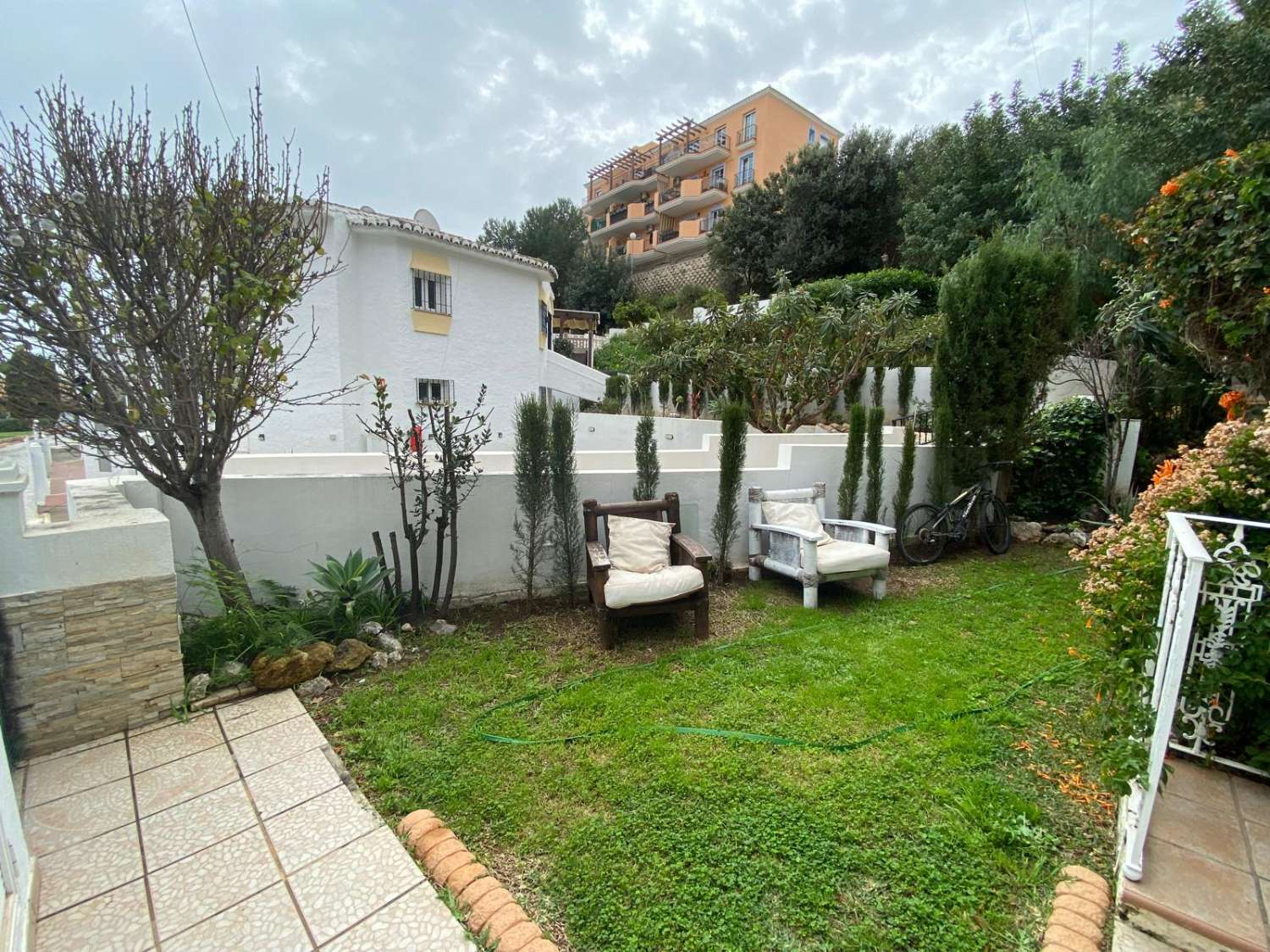 2 dormitorios y 1 baño en planta baja con jardin